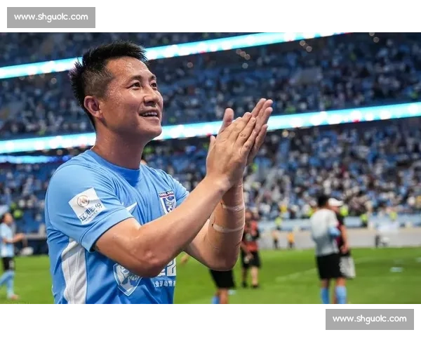 阎相闯退役夜点燃梭鱼湾！大连英博 2-0 青岛海牛，全场共唱莎啦啦送别传奇