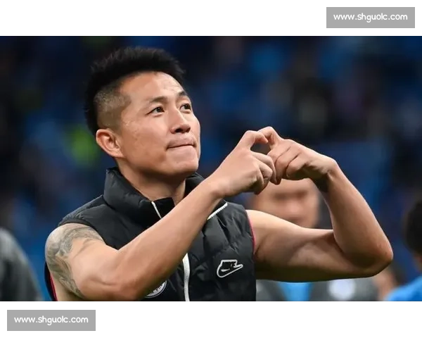 阎相闯退役夜点燃梭鱼湾！大连英博 2-0 青岛海牛，全场共唱莎啦啦送别传奇